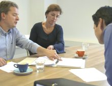 overlopen administratie en boekhouding op kantoor met accountants en ondernemer