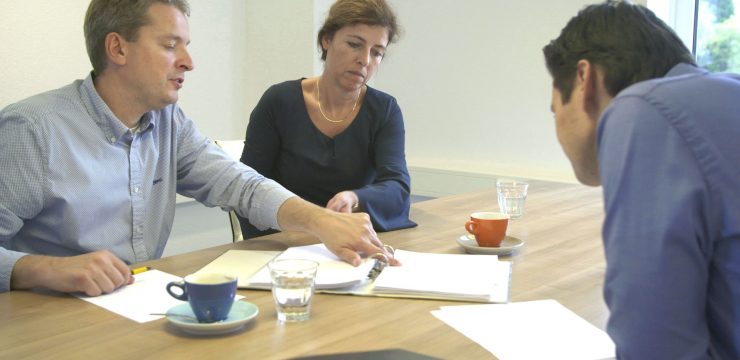 overlopen administratie en boekhouding op kantoor met accountants en ondernemer