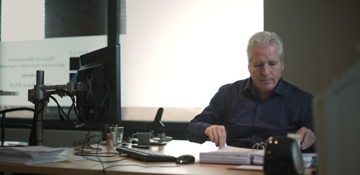 Accountant Jos controleert de administratie en boekhouding van een ZZP'er