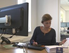 Accountant Sacha Visser doet de administratie en checkt de klappers