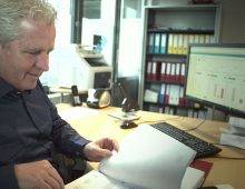 accountant doet de boekhouding en administratie