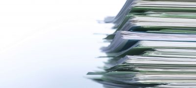 stapel documenten, formulieren en papieren voor de boekhouding en belastingaangifte