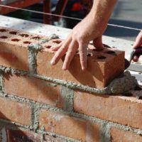 zelfstandige metselaar mets muur in de bouw