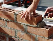 zelfstandige metselaar mets muur in de bouw